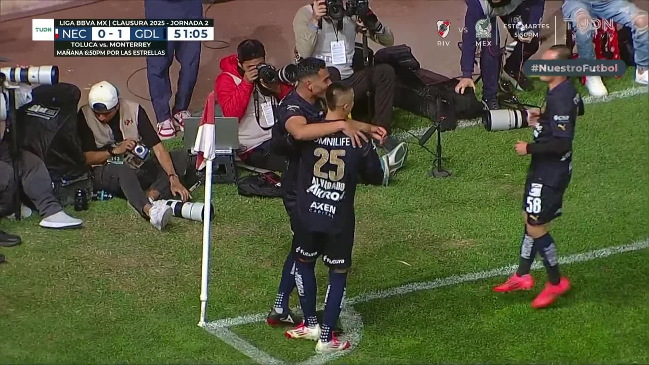 ¡Gol de pizarrón! Chivas aprovecha el tiro de esquina y abre el marcador