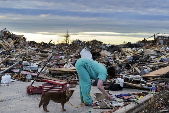 Mientras Bárbara ofrecía su testimonio su perro fue hallado bajo los escombros y la conmovida mujer sólo atino a decir “Pensaba que Dios respondió a una de mis oraciones dejándome estar bien pero él contestó a ambas, también salvó a mi perro".
