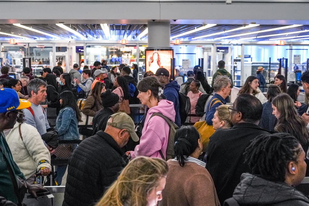 “Debido a la falta de financiación federal, los tiempos de espera en los controles de seguridad pueden ser 
<b>significativamente más largos de lo normal</b>. Los tiempos de espera están sujetos a cambios rápidos en función del volumen de pasajeros y del personal de la TSA”, comunicó el aeropuerto JFK de Nueva York, a través de un comunicado.