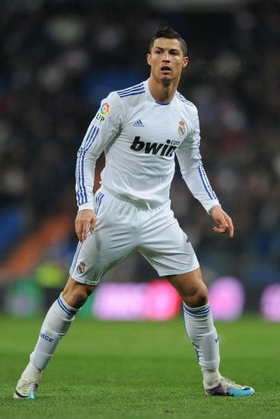 Cristiano Ronaldo Febrero 5, 1985 Otro acuariano que se mueve con la rapidez de su imprevisible signo de aire. Nacido bajo el horóscopo chino de la Rata de madera y con Sendero de la vida en el número tres, y su número de nacimiento el 5, el portugués astro de la cancha conforma en su perfil astral los elementos básicos para llegar a la cima, y por lo que vemos ¡lo ha logrado! Signo zodiacal: Acuario Color zodiacal: Azul claro Día afortunado: Sábado Planeta regente: Urano Piedra zodiacal: Rubí, diamante Fruta: Naranjas, mandarinas Flor: Orquídea