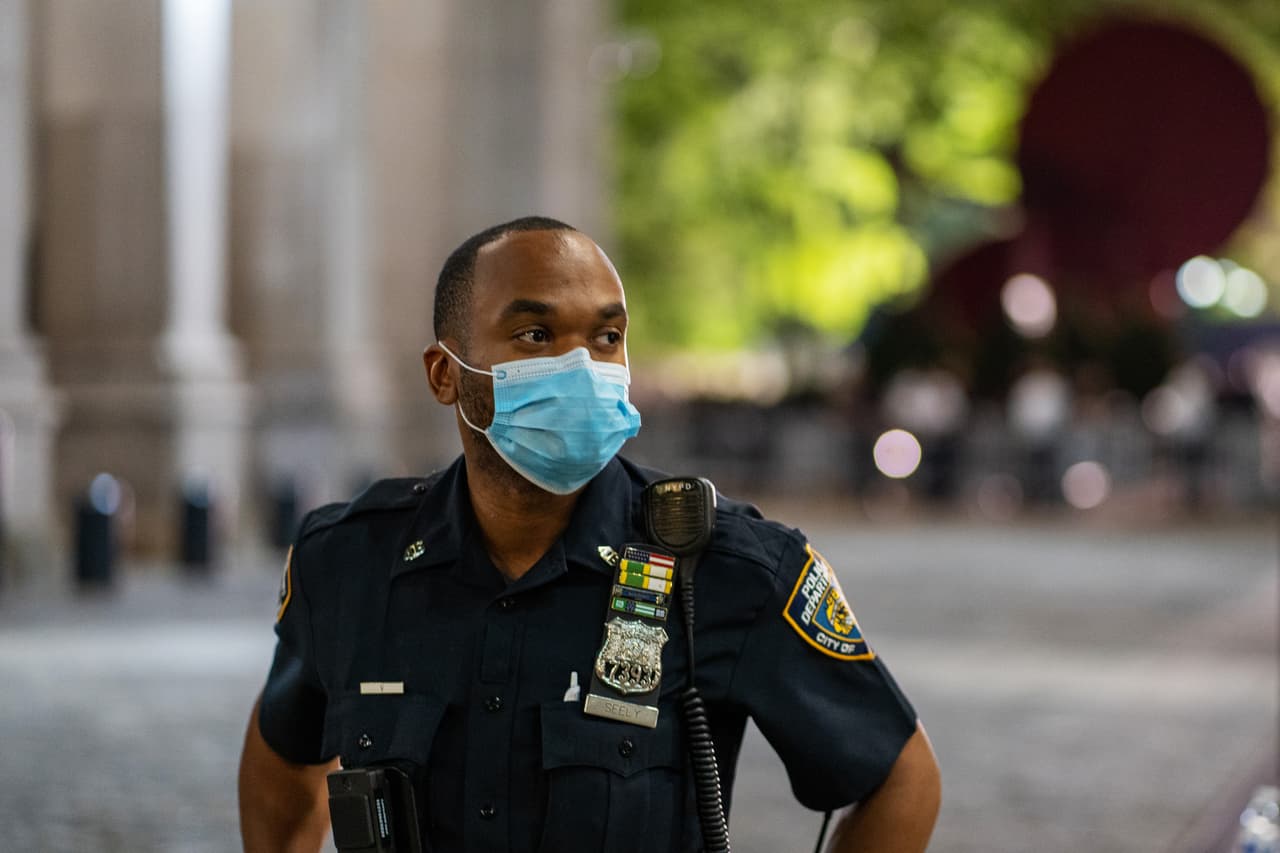 Tras aumento de tiroteos en NYC, líderes cuestionan rapidez de la respuesta policial