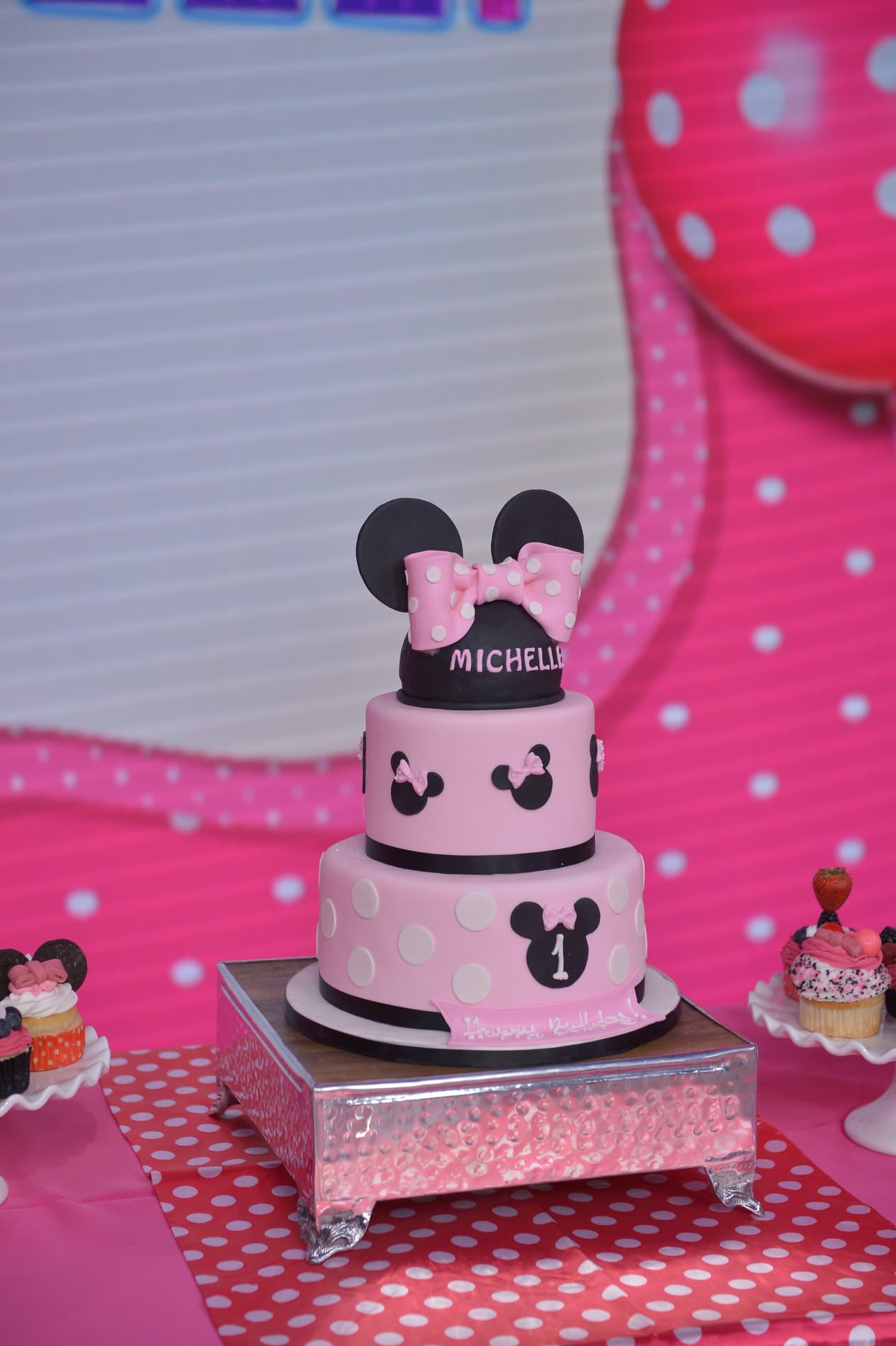 El pastel en honor de un año de hermosos momentos.