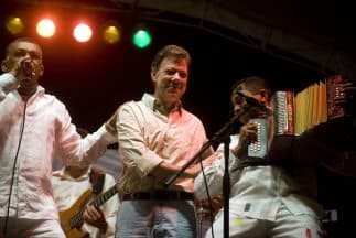 En la imagen se ve al presidente Juan Manuel Santos y al exministro de Defensa de Colombia con músicos vallenatos el 20 de mayo de 2010.