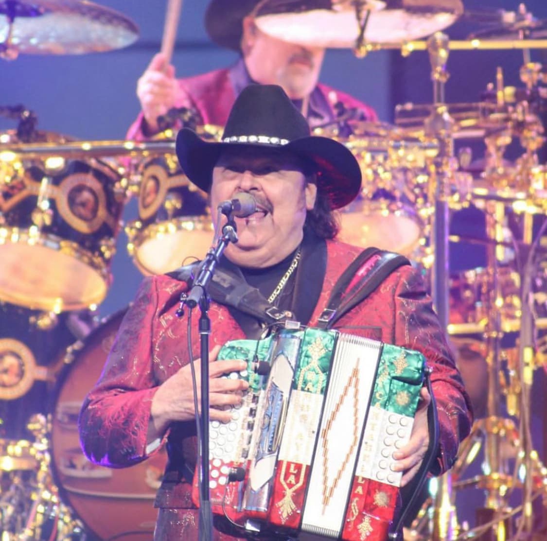 <b>Ramón Ayala</b> a los 5 años tuvo su primer contacto con la música luego de que su papá le regalara un acordeón. Formó su primera banda cuando era un adolescente y la llamó Ramón Ayala y sus Bravos del Norte, en 1971. Ayala ha sido una gran influencia en la música norteña moderna. 
<br>
<br>Entre sus canciones más populares están: “Tragos Amargos”, “Chaparra de Mi Amor” y “Mi Piquito de Oro”.
<br>
<br>
<b>Veterano del Rodeo de Houston, Ayala se presentará por cuarta vez en el Go Tejano Day, el domingo 8 de marzo. </b>
<br>