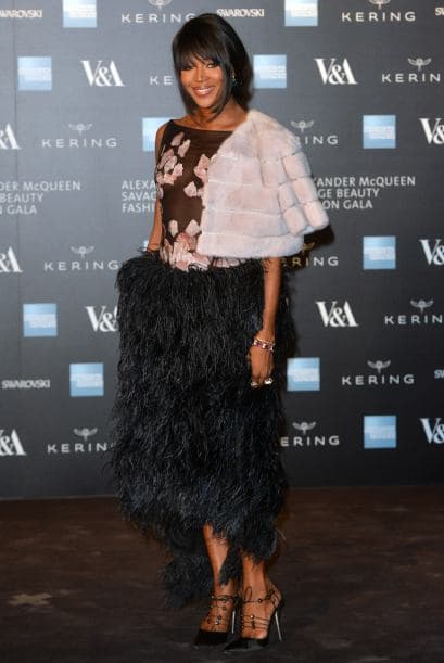 La modelo Naomi Campbell decidió llevar una falda espectacular, de corte asimétrico combinado con un top floral. Sin duda, supo contrastar sus prendas.