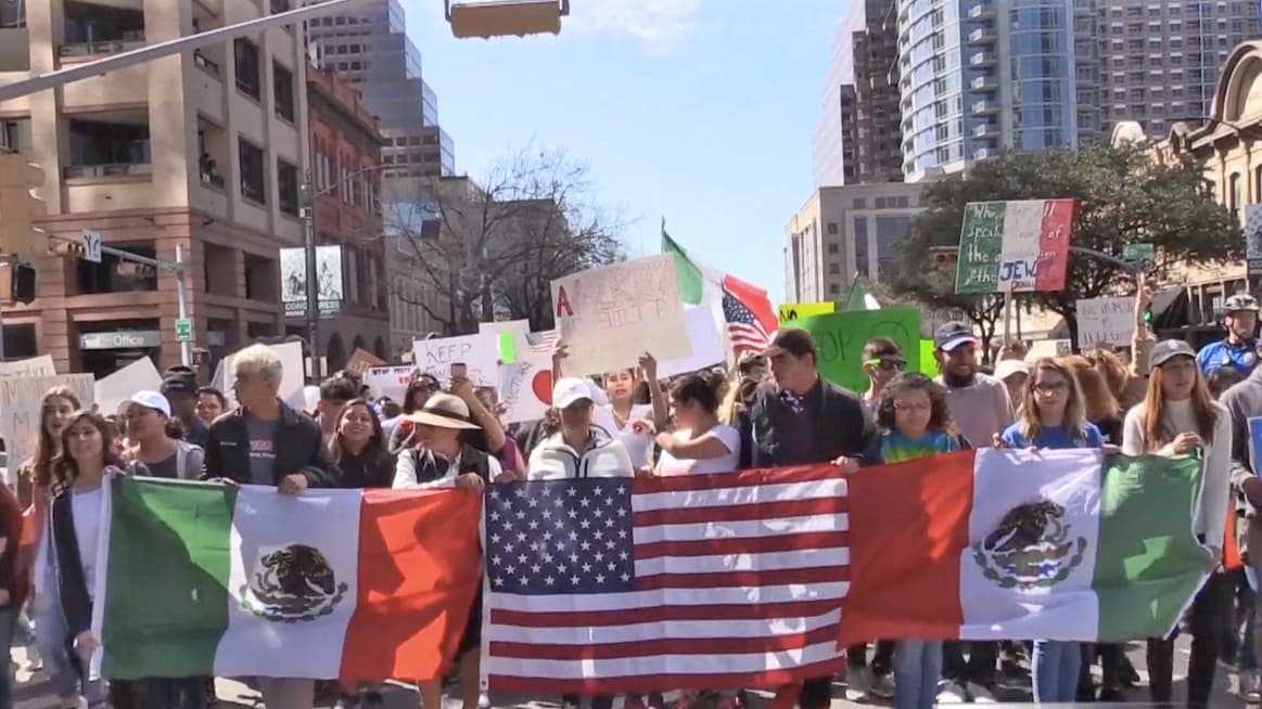 La colorida y concurrida manifestación de respaldo a los inmigrantes en Austin contó con la participación de personas de varias nacionalidades y diversas comunidades.