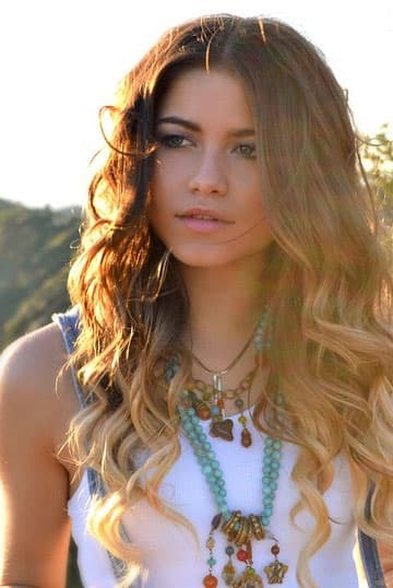 Compite en la categoría de "Revelación Juvenil". Sofía también nos deleitará con un musical.