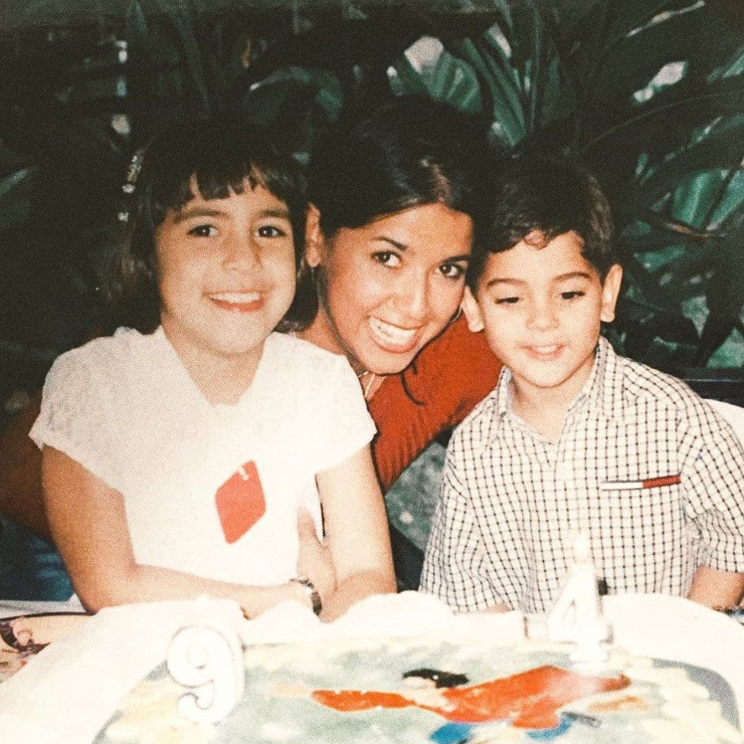 En septiembre, tres de nuestros conductores celebraron el cumpleaños de sus madres y una de ellas fue Jessica Rodríguez. Con esta fotografía, la 'millennial' del show felicitó a su 'momager', la señora Katy Colon.