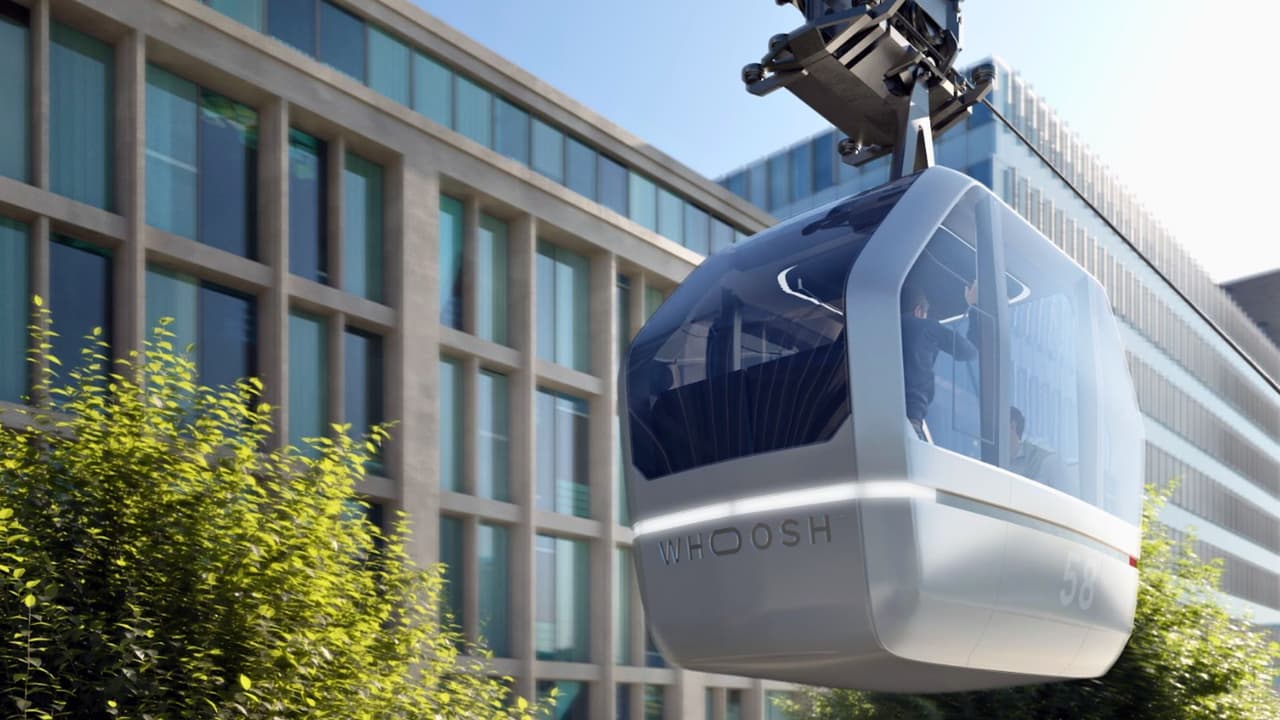 A diferencia del Cablebús de la Ciudad de México, que sigue rutas fijas y tiene paradas en estaciones, Whoosh es más como un Uber del aire.
<b>Los vehículos eléctricos están siempre listos y esperando en las estaciones, y los viajes son directos, sin paradas intermedias.</b> Imagina pedir tu transporte aéreo a través de una aplicación, como si pidieras un Uber, pero en lugar de un coche, una “góndola autónoma” te recoge y te lleva volando sobre el tráfico de la ciudad.