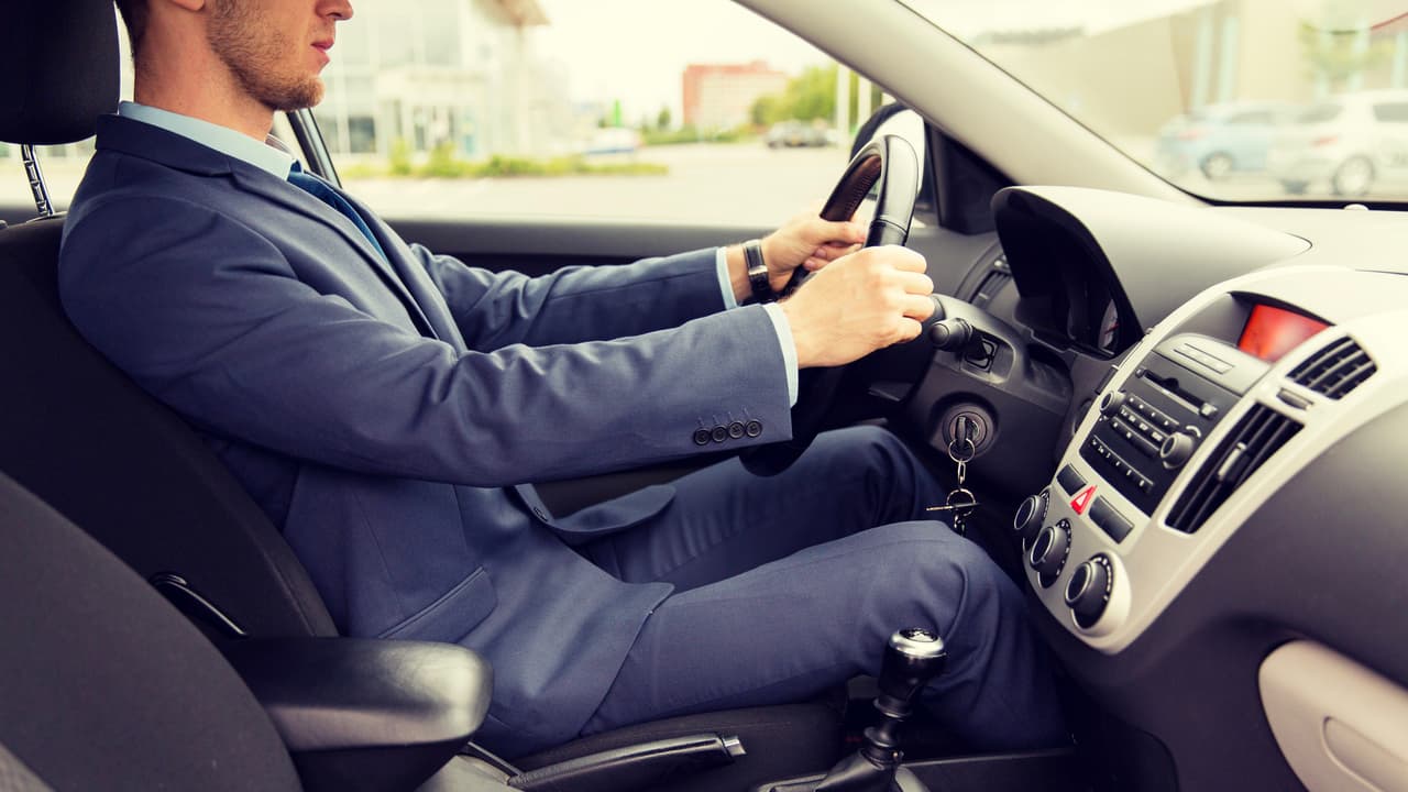 <h3 class="cms-h3-H3">Logra una posición de manejo óptima ante de salir a manejar.</h3>
<br>
<br>Pocos factores son de la importancia de una posición de manejo correcta para la seguridad a bordo de un vehículo. Afortunadamente no es difícil de lograr. El conductor no debe sentarse muy bajo ni muy alto, la altura ideal es aquella que le dé una visibilidad total del parabrisas sin ningún esfuerzo ni obstáculo. En el caso de los autos con transmisión manual la rodilla izquierda debe permanecer levemente doblada al pisar el embrague totalmente en el caso de los automáticos la rodilla derecha debe permanecer doblada al apretar el freno. 
<b>Los hombros deben estar en contacto con el respaldo del asiento y los codos siempre deben estar levemente flexionados</b>. También hay que asegurarse de tener la visibilidad correcta en los espejos del vehículo.