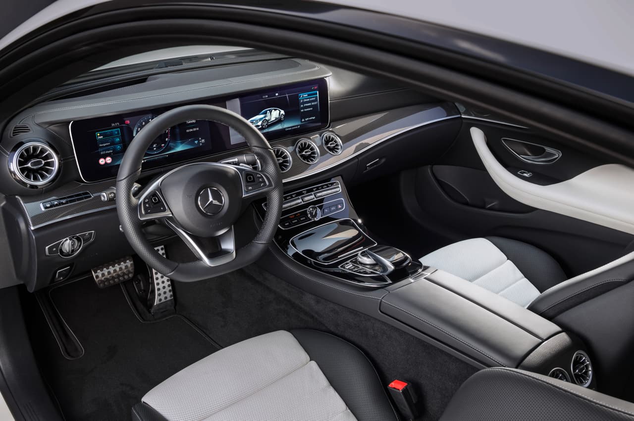Sin embargo el diseño básico funciona tan bien en el coupe como en el sedán, estableciendo un nuevo nivel de excelencia en diseño que a sus competidores les va a ser difícil de replicar. La opción de 
<b><a href="http://www.univision.com/noticias/mercedes-benz/dimos-un-vistazo-en-el-interior-del-nuevo-mercedes-benz-clase-e-2017" target="_blank">pantallas LED dobles</a> para instrumentos e info-entretenimiento </b>también está presente en el coupé, una alternativa que sospechamos llegó para quedarse.
<br>