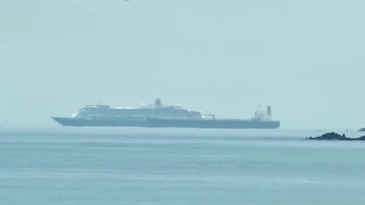 Crucero con casos de coronavirus espera para cruzar el Canal de Panamá