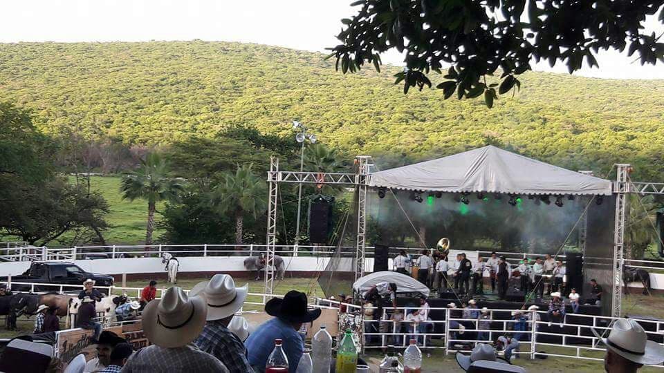 Obviamente, no podía faltar la música de banda interpretando los éxitos del hijo pródigo de Juliantla, Gerrero.