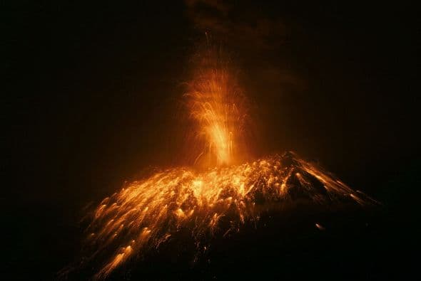 El volcán Tungurahua sorprendió a la poblacion andina de Ecuador, haciendo erupción durante cinco horas.