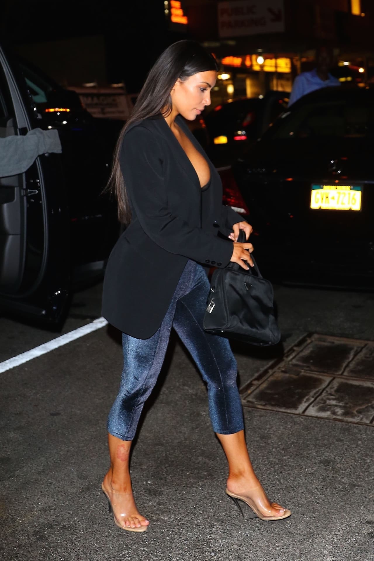 Kim Kardashian salió a cenar con la estrella de realities Jonathan Cheban y el relacionista público Simon Huck al restaurante Estiatorio Milos, uno de los más reconocidos en el mundo de comida marina y mediterránea. Kardashian usó un brazalete Gucci, leggings de terciopelo, un blaze negro, tacones y algo que parece un simple brasier.