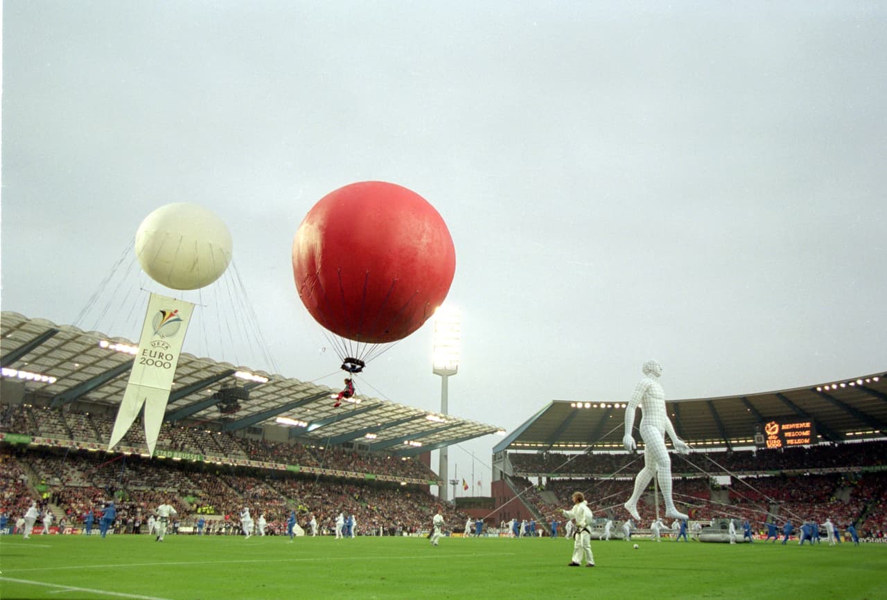 La Eurocopa 2000 fue el primer gran torneo que compartió sede. 15 juegos se celebraron en Bélgica y 16, incluyendo la final, en Holanda.