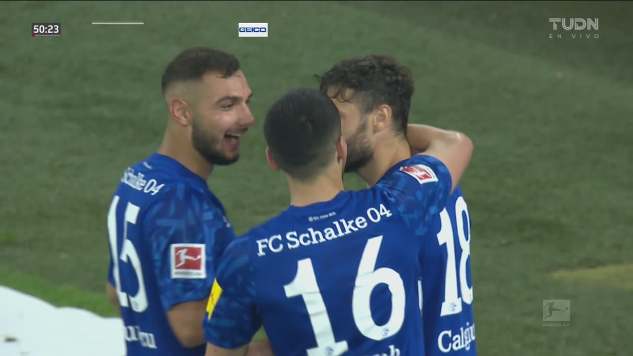 ¡VAR y penalti para el Schalke! Daniel Caligiuri lo cambia por gol para el 1-0
