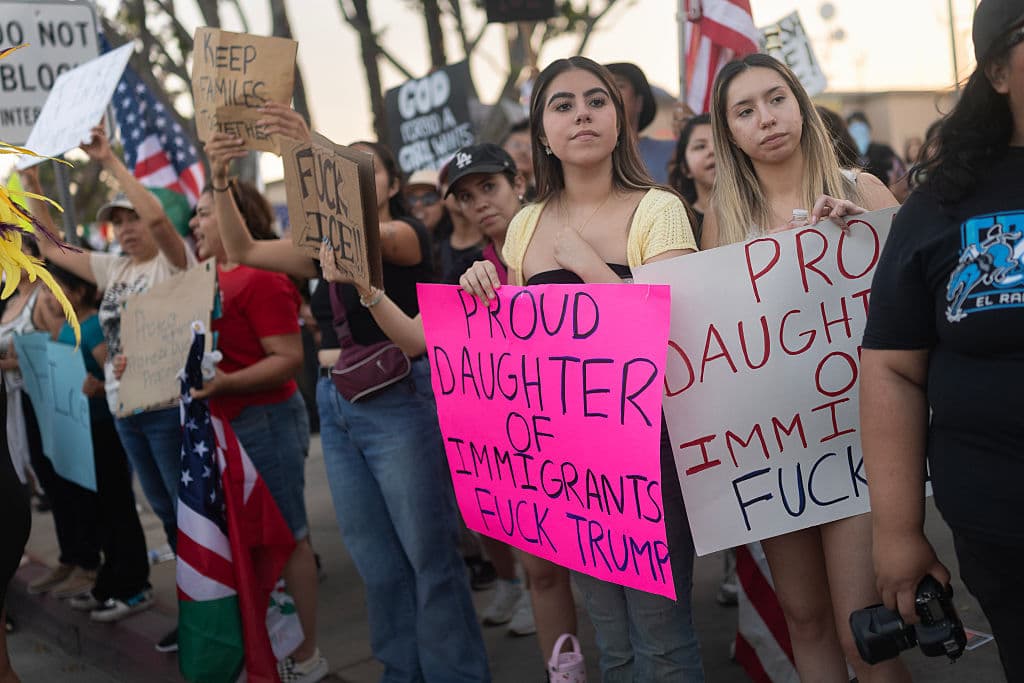 La juventud tuvo un papel protagónico en la manifestación contra ICE en Pico Rivera. Hijos de inmigrantes, nacidos en Estados Unidos, salieron a defender el futuro de sus familias y su comunidad.