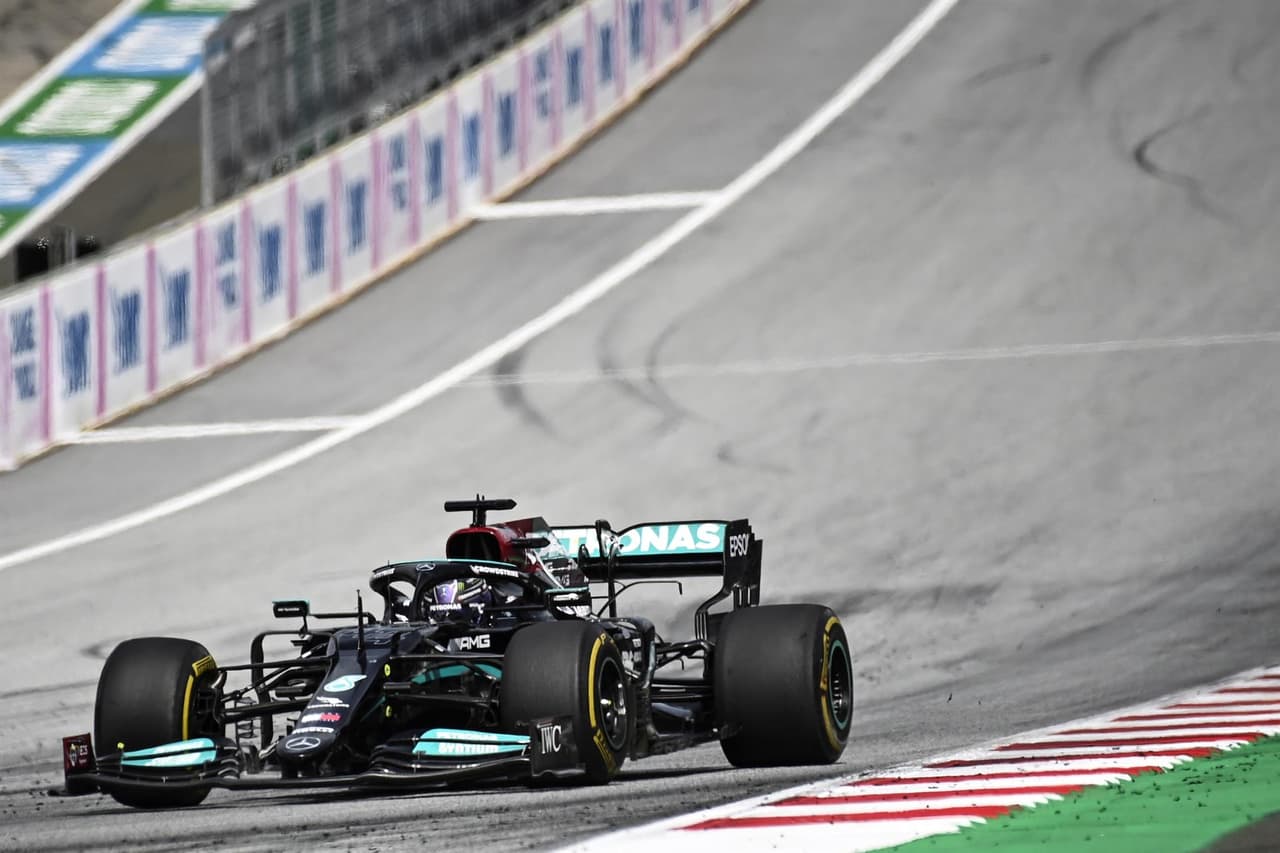 Max Verstappen se lleva el Gran Premio de Estiria en la Formula 1. El piloto neerlandés es número uno en el ranking de pilotos dejando muy atrás a Lewis Hamilton, quien quedó segundo; Bottas se queda con la tercera plaza. El mexicano Sergio Pérez no logra subir esta vez al podio, sin embargo sigue produciendo grandes resultados para Red Bull.