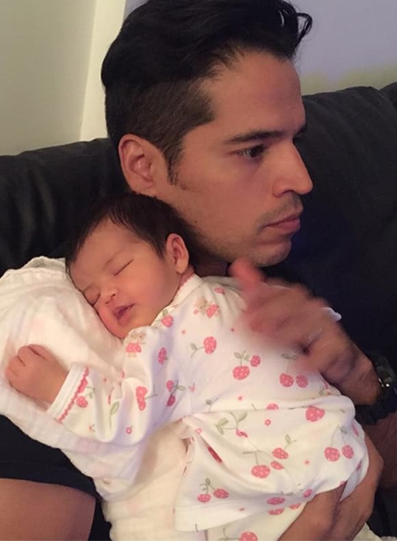 A Luis como buen padre, le toca sacarle los gasecitos a su pequeña después de comer.