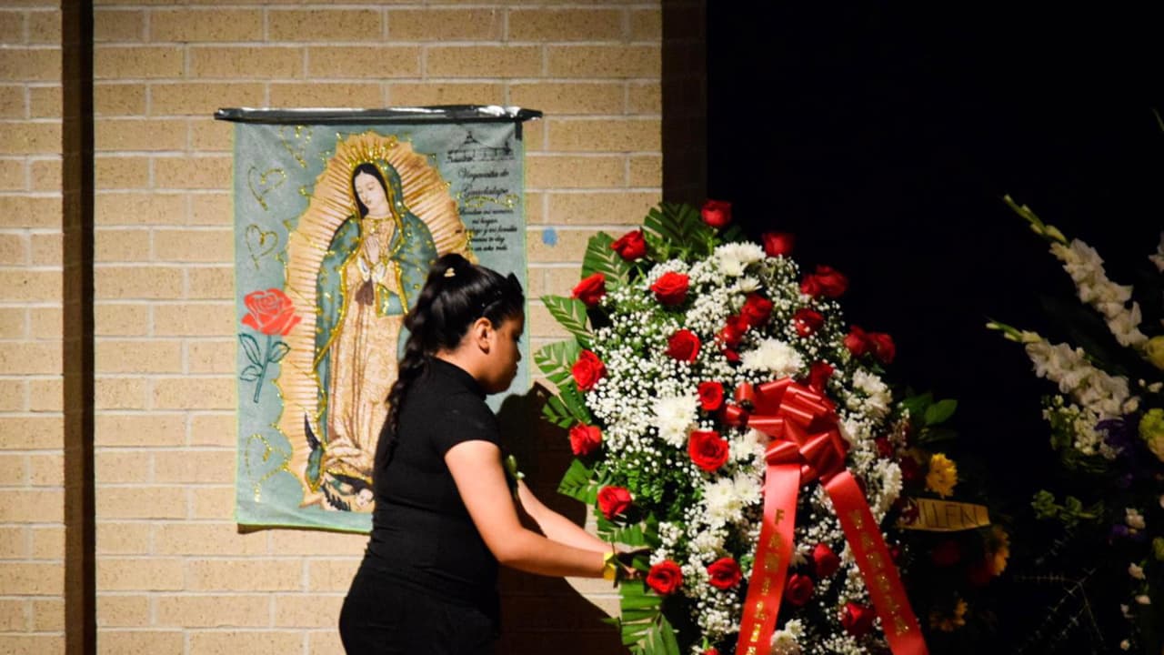 La familia Guillén, especialmente Gloria, la madre de Vanessa, ha estado recibiendo entre lágrimas las condolencia de los asistentes que recuerdan la memoria de la joven.