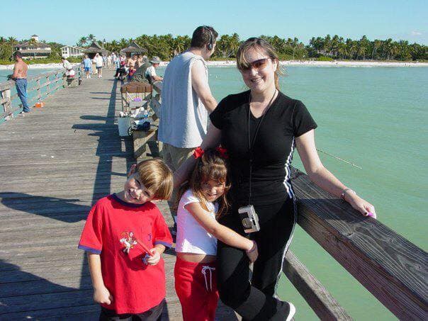 Michael Sayman de niño, posando junto a su madre Maria Cristina y su hermana Mariana en Miami, donde la familia Sayman se estableció desde 1994.
