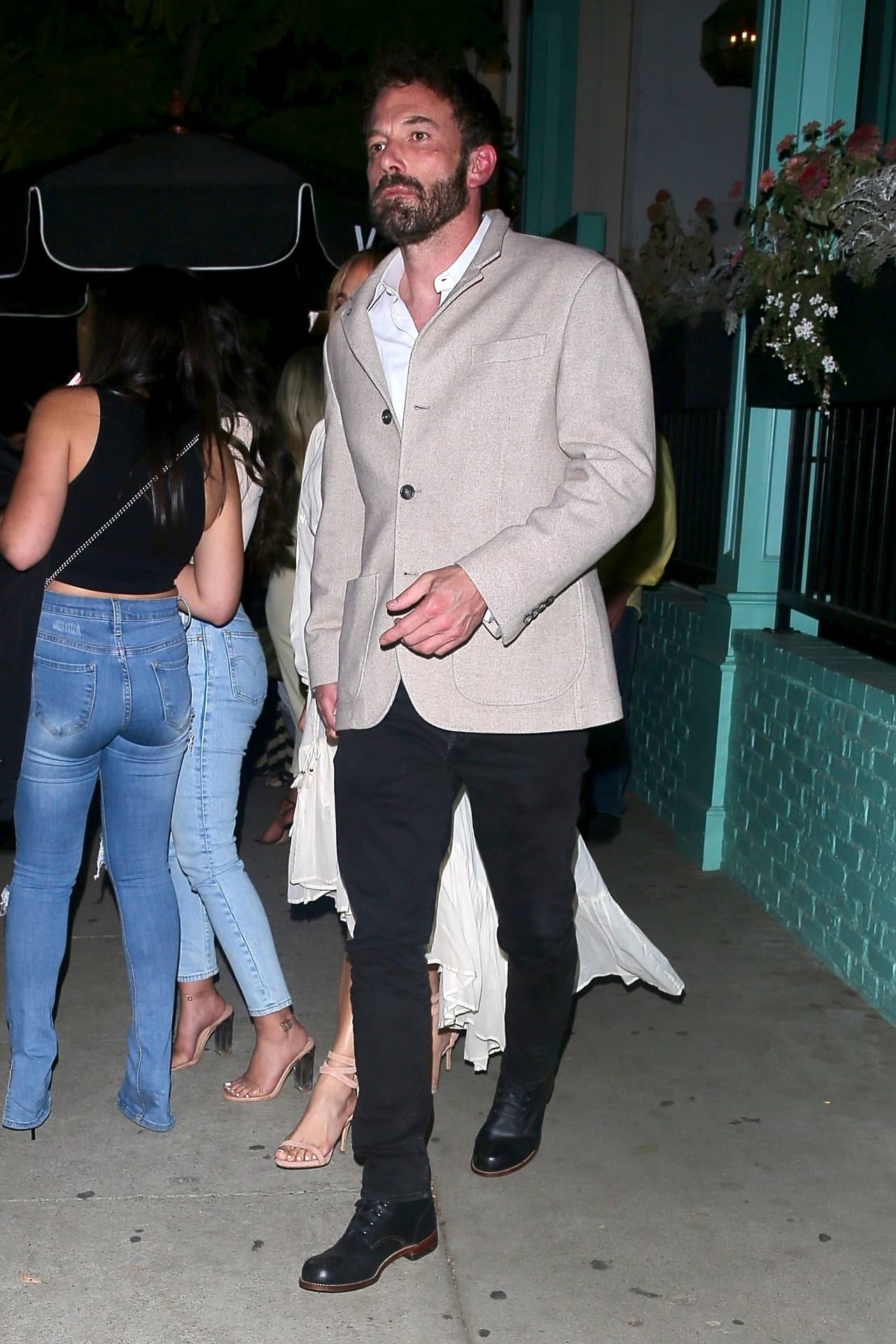 "Ben estará filmando en Texas y Jennifer en Canadá", adelantó.
<br>