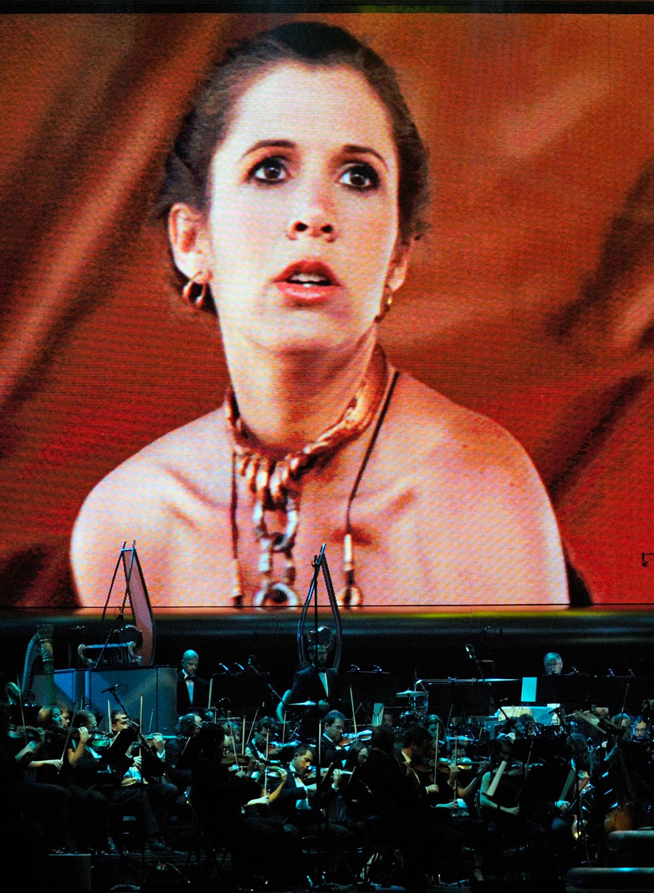 Carrie Fisher, como la Princesa Leia Organa en 'Star Wars Episode VI: Return of the Jedi', es proyectada durante un show musical llamado 'Star Wars: In Concert', en el Orleans Arena el 29 de mayo de 2010, en Las Vegas, Nevada. El concierto ejecutó piezas de las seis bandas sonoras de John Williams para Star Wars. Ethan Miller/Getty Images.