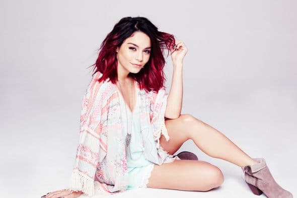 Si no te atreves a llevar todo tu cabello en este color, puedes recurrir a un estilo 'ómbre' y teñir solo las puntas de rojo.