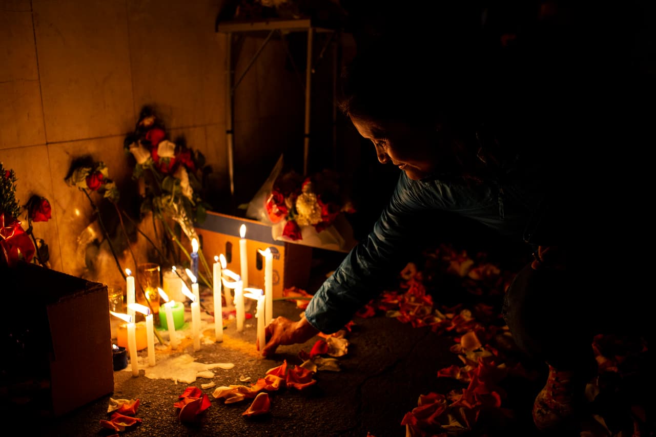 Vecinos de Ibarra hicieron un altar en el lugar donde ocurrió el asesinato. En ese lugar, es común escuchar consignas en contra de los venezolanos, unos comentarios que han sido la tónica en esa ciudad andina desde que se produjo el crimen.