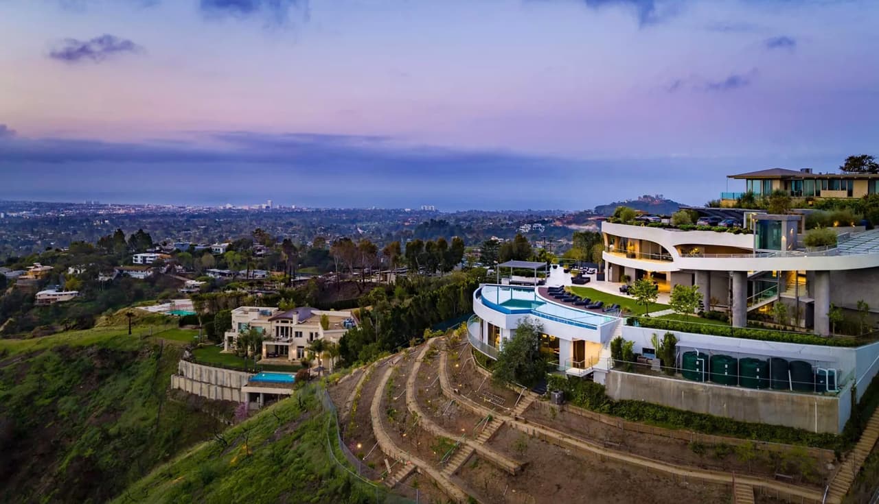 La residencia está construida en la
<b> cima de una colina</b>, que permite tener una vista panorámica de toda la ciudad.
<br>