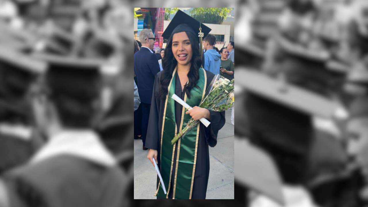 Nathalie Aldana. Graduación en la universidad.
<br>Mes de nacimiento: 01/2001