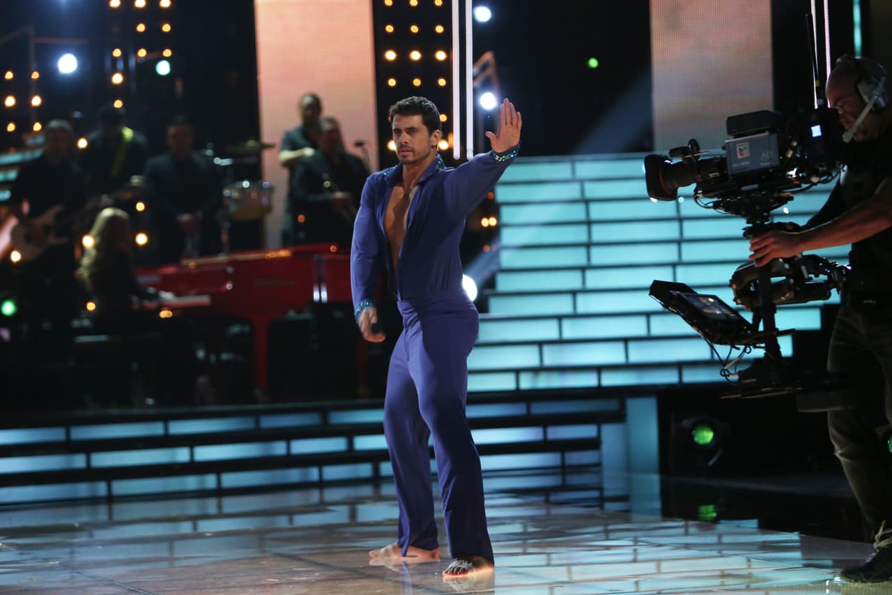 El traje era tan pegado, que la fisonomía del cubano quedó al descubierto.