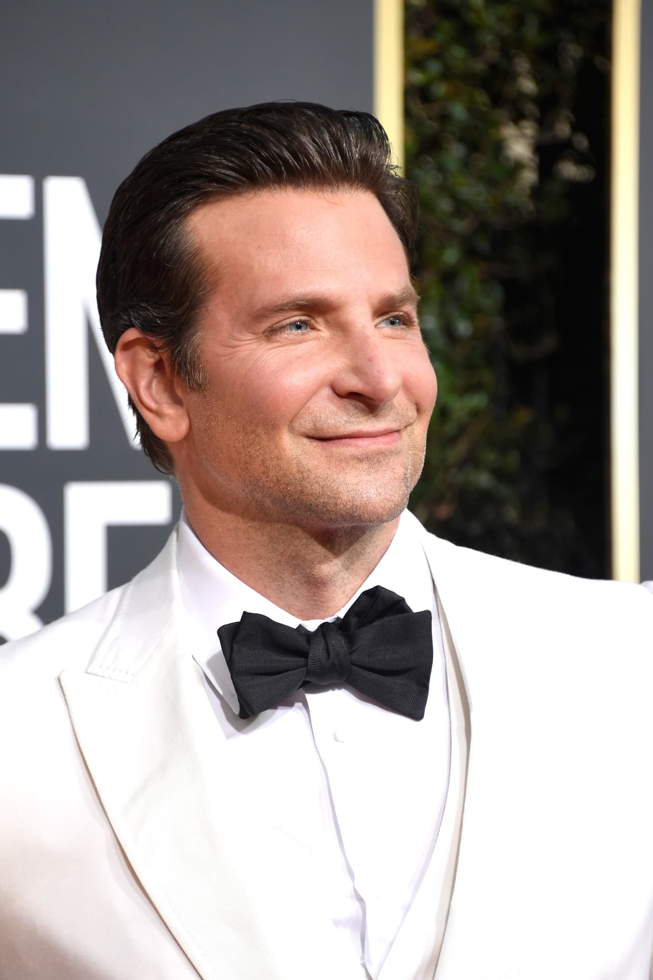 Lady Gaga agradeció a Bradley Cooper por su apoyo durante la filmación de la película 'A star is born'. El actor desfiló con un esmoquin combinado blanco con negro.