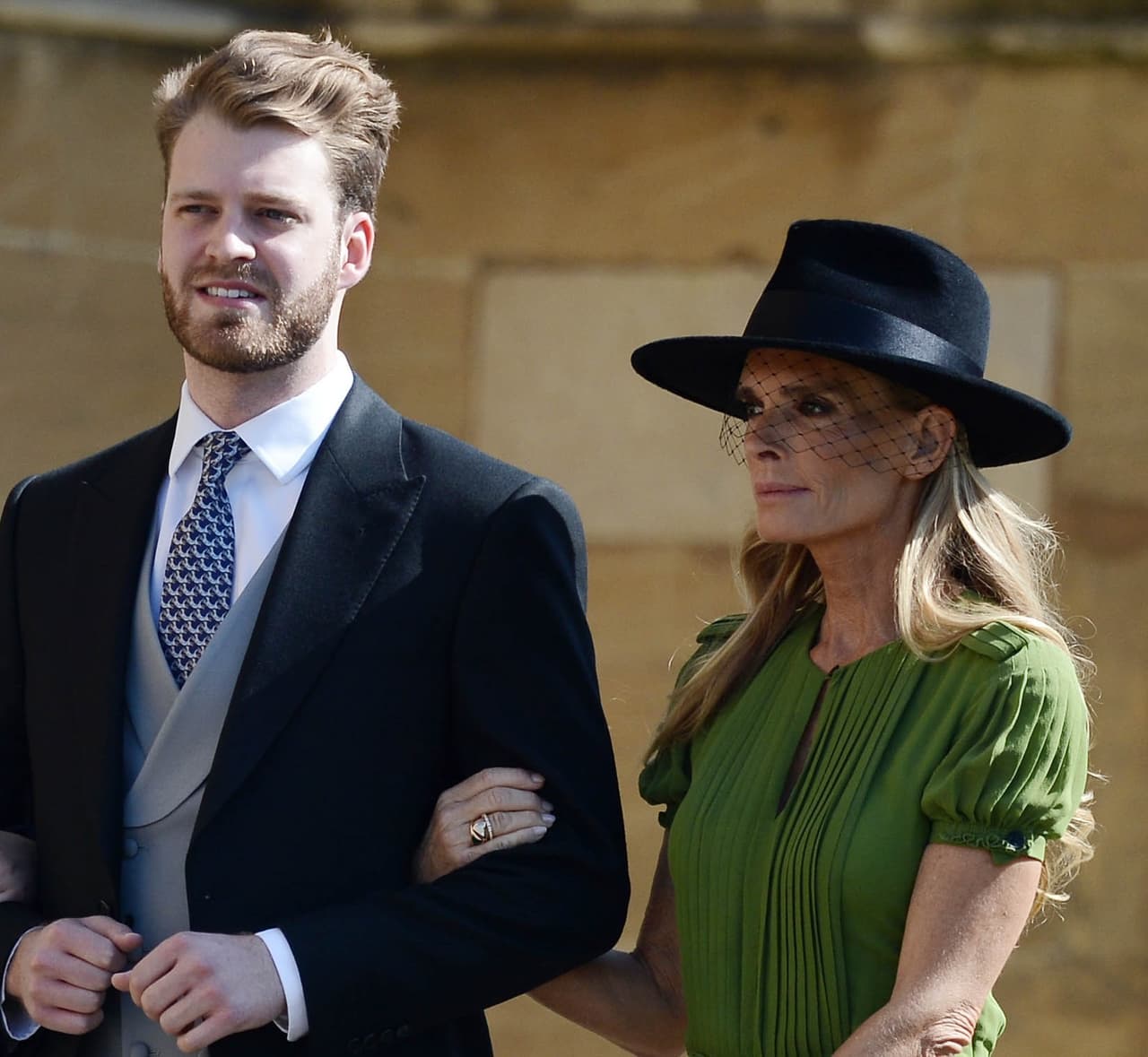 En la foto Louis y su madre, la exmodelo Lady Victoria Aitken, quien tuvo una tormentosa relación con Charles, el conde Spencer, cuando estuvo casada con él en la década de 1990, y siempre se ha mantenido cerca de sus hijos.
