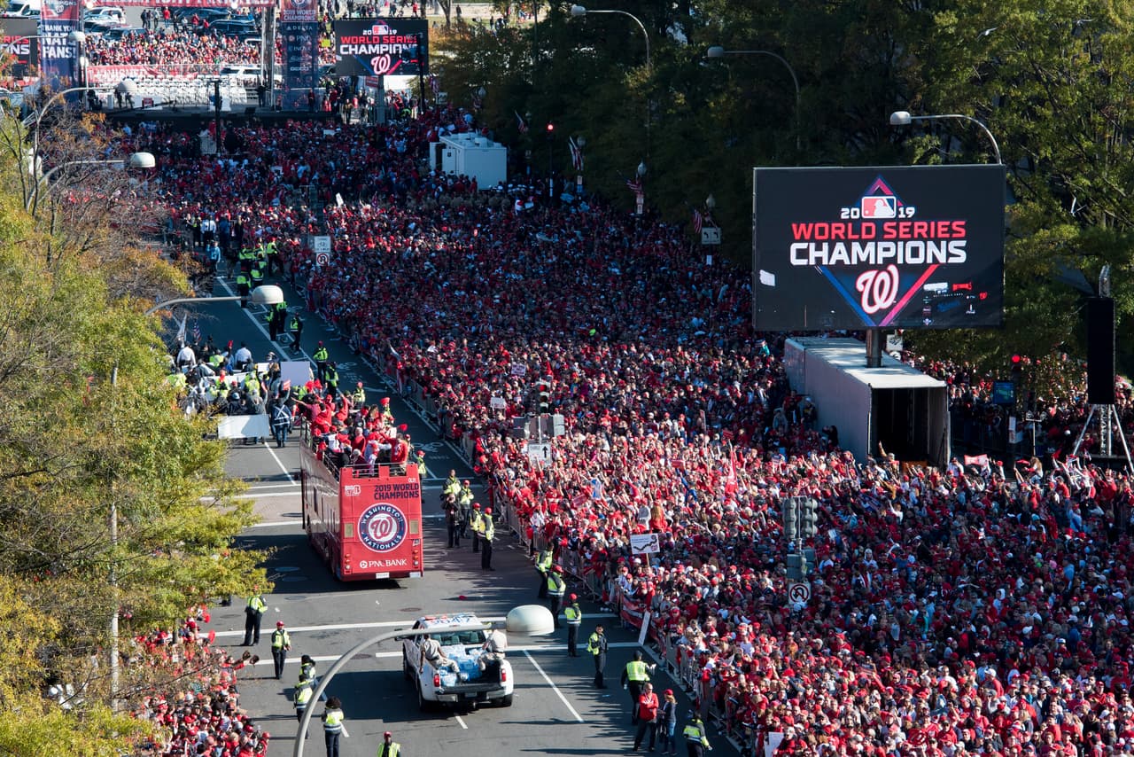 Los fanáticos fueron recibidos con
<b>calles repletas de gente y casi como héroes en su bienvenida a Washington.</b> En el autobús iban los jugadores acompañados por algunos miembros de sus familias y del equipo.