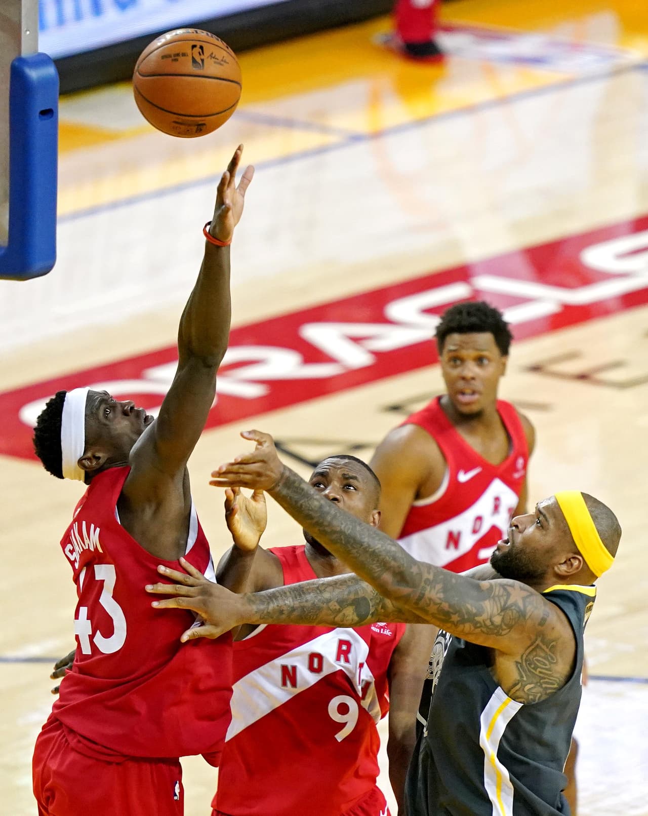Pero Toronto también deseaba el trofeo Larry O'Brien y apretaba los dientes en los minutos finales. Esta imagen da prueba de ello.