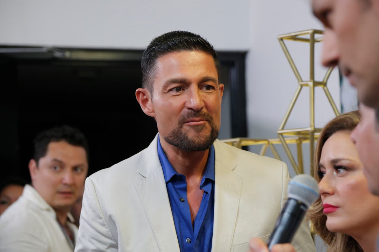 Uno de los actores más esperados fue Fernando Colunga que se portó muy atento con sus fans.