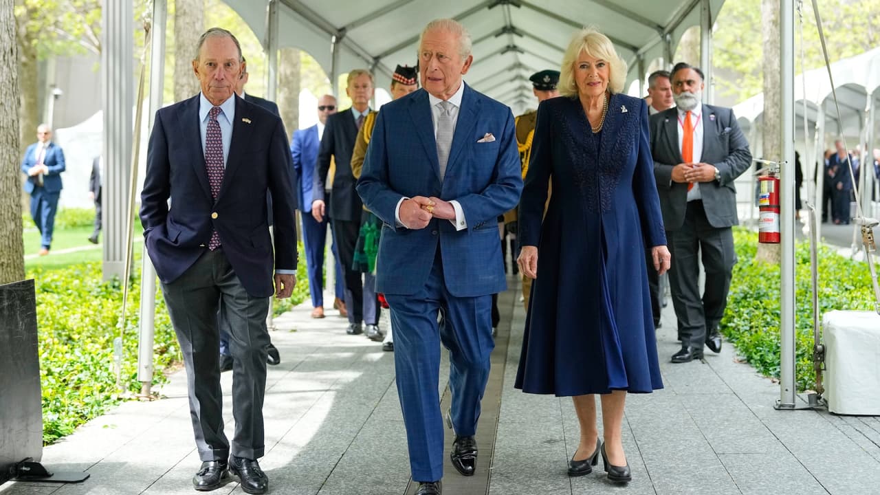 El rey Carlos III y la reina Camila iniciaron su visita a Nueva York con un emotivo 
<b>homenaje en el Monumento Nacional del 11 de Septiembre</b>, donde recordaron a las víctimas de los atentados terroristas de 2001 junto a familiares y autoridades locales.