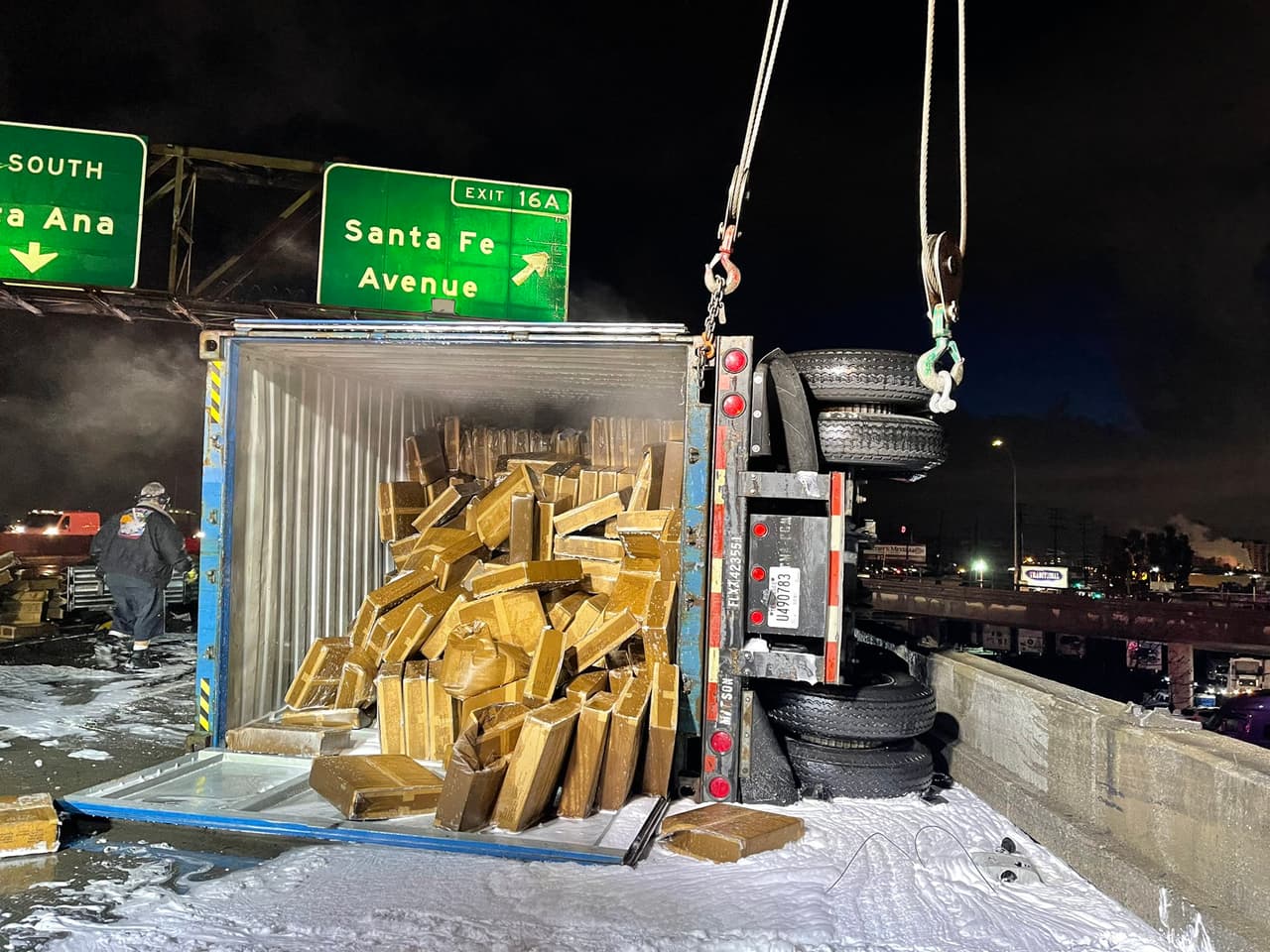 Los carriles estuvieron bloqueados por varias horas mientras las cuadrillas hacen reparaciones en la barandilla del puente. La autopista fue reabierta a las 11:00 a.m. del viernes.