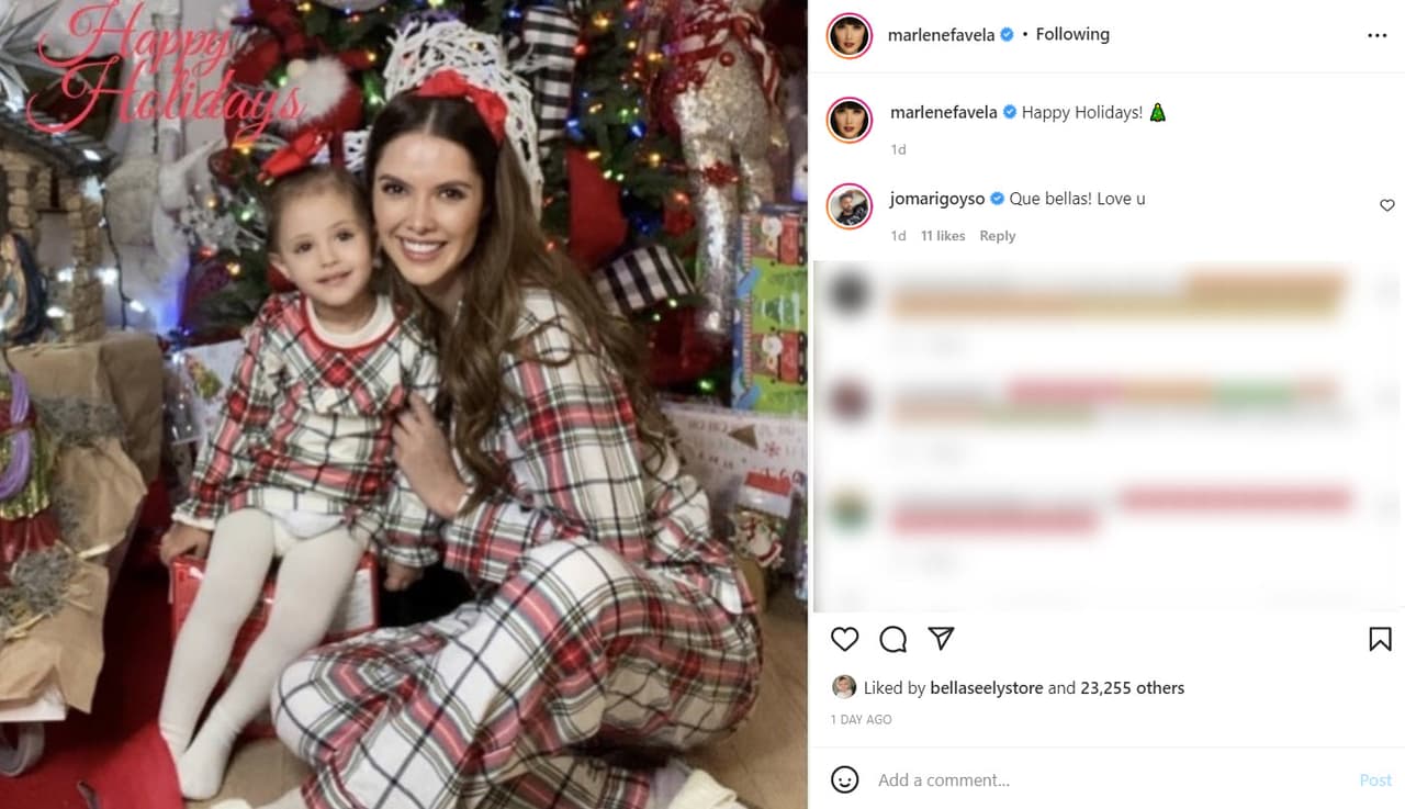 <b>Marlene Favela</b> posó junto a su hija Bella y agregó el mensaje: "¡Felices fiestas!".