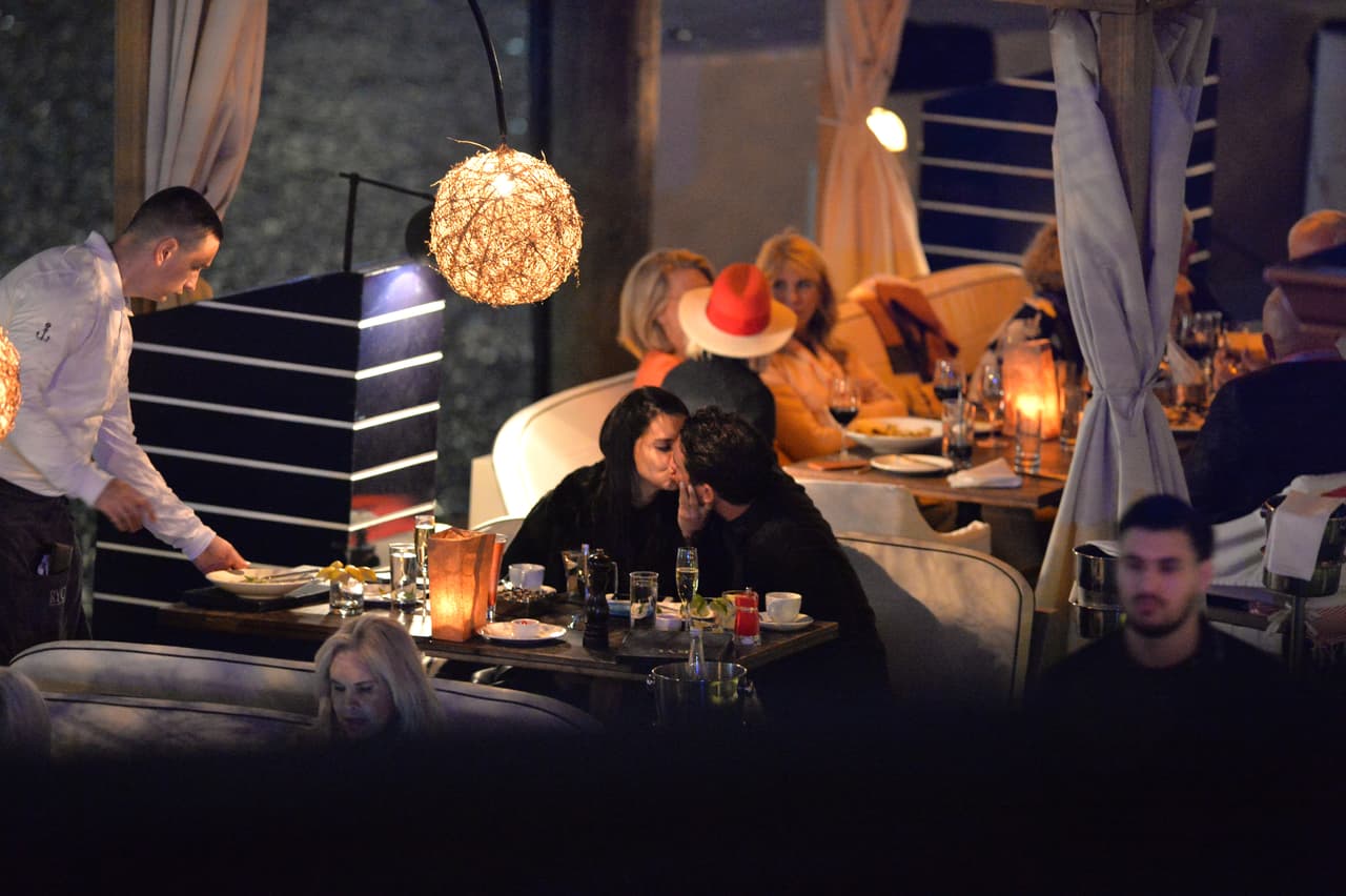 Adriana Lima rompió con el receptor de New England Patriots Julian Edelman hace sólo una semana. Sin embargo, se le vio besándose en un restaurante con el chico malo de los muchachos de Nueva York Mitch, Matt Harvey. Estas son las primeras fotos de la nueva pareja. La pareja llegó en yate y cenaron y tomaron champán por horas en el River Yacht Club el 15 de marzo de 2017, en Miami, Florida.