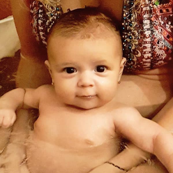 La feliz pareja compartió esta linda fotografía de la bebita, la cual iba a cumplir cinco meses en ese momento.