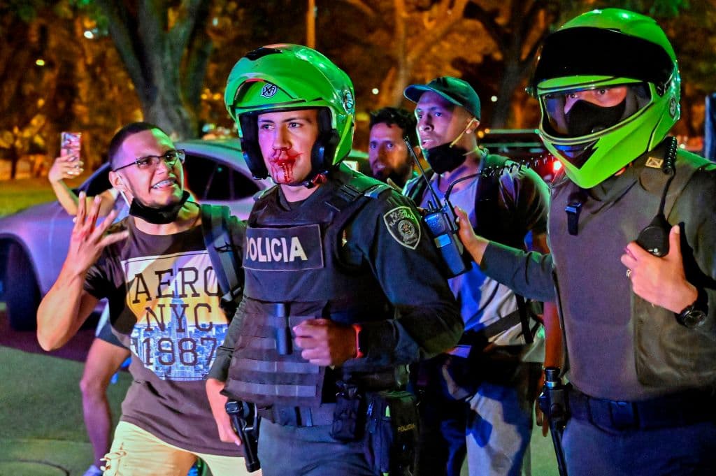 <b>Puesto 40: Johannesburg</b>, Sudáfrica. Homicidios por cada 100,000 habitantes: 
<b>37.19</b>. Habitantes: 5,866,550.
<br>
<b>Puesto 39: Cali</b>, Colombia (FOTO). Homicidios por cada 100,000 habitantes: 
<b>37.56</b>. Habitantes: 2,627,939.
<br>
<b>Puesto 38: San Juan</b>, Puerto Rico. Homicidios por cada 100,000 habitantes: 
<b>37.68</b>. Habitantes: 318,441.
<br>
<b>Puesto 37: Recife</b>, Brasil. Homicidios por cada 100,000 habitantes: 
<b>38.50</b>. Habitantes: 4,023,725.
<br>
<b>Puesto 36: Maceió</b>, Brasil. Homicidios por cada 100,000 habitantes: 
<b>39.40</b>. Habitantes: 1,025,360.