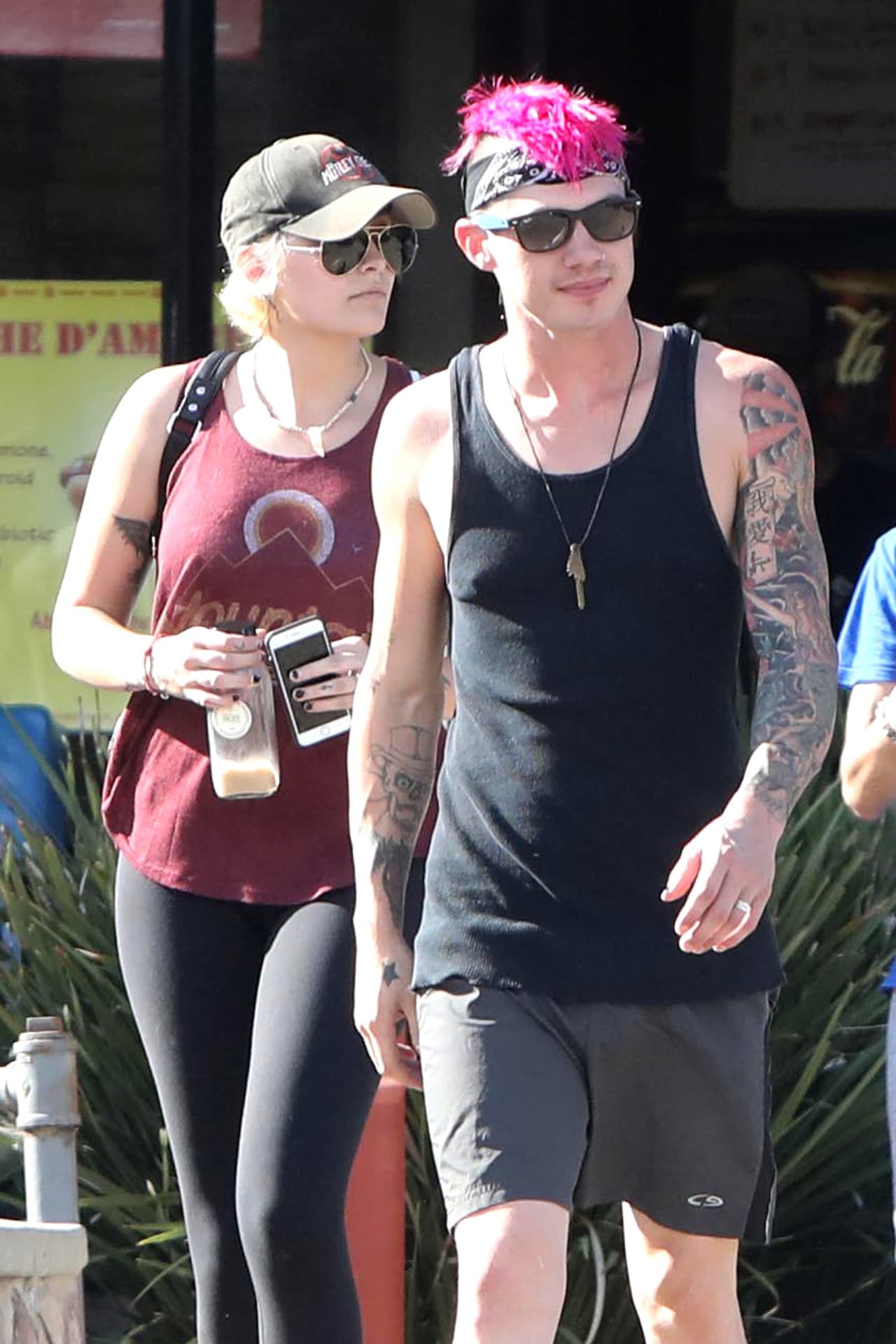 Muy casuales y en 'relax', la joven pareja sigue disfrutando su amor.