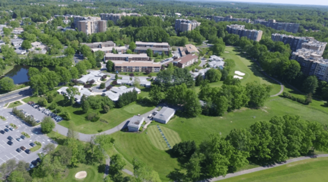 <h3 class="cms-H3-H3">3. Leisure World, Maryland</h3>
<br>
<br>📖
<b>Media de edad:</b> 78.0 años.
<br>
<br>📖
<b>Población que asiste a la universidad: </b>3.3%
<br>
<br>📖
<b>Población menor de 18 años:</b> 4.0%
<br>
<br>📖
<b>Población mayor de 65 años:</b> 78.4%
<br>
<br>📖
<b>Población:</b> 9,314 habitantes.
<br>