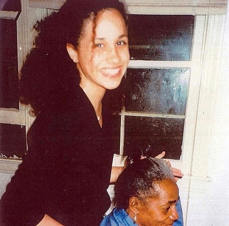 Asistió a la 
<b><a href="https://www.northwestern.edu/" target="_blank">universidad de Northwestern</a></b>, en California, donde completó su bachillerato en Comunicación con dos concentraciones; una en teatro y otra en estudios internacionales.