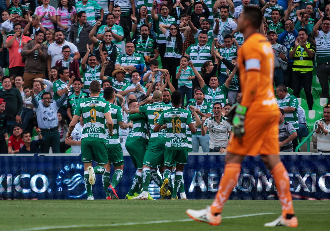 Apenas a los cinco minutos, el chileno Diego Valdes anotó el primer gol para los locales.