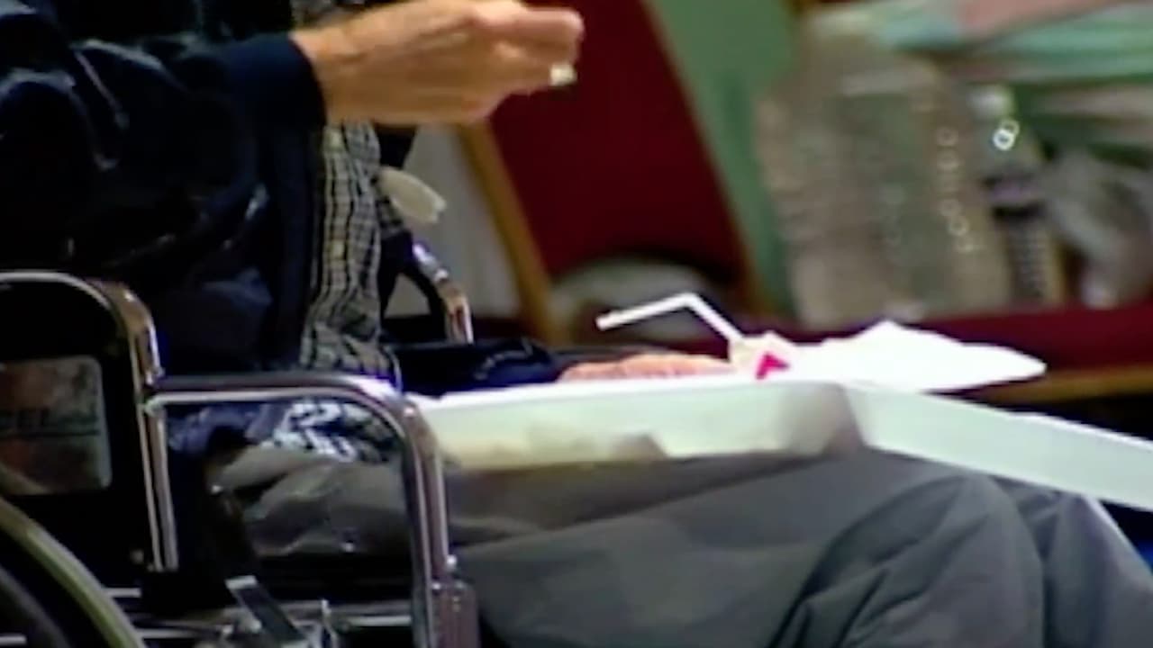 Se recomienda no abrir la puerta a personas extrañas, no invitarlas al interior del hogar, no publicar información privada en las redes sociales y notificar a las autoridades sobre cualquier incidente.