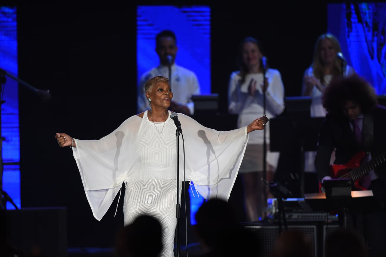 Una alfombra donde predominó la pureza del blanco, así estuvo la ceremonia de Persona del Año donde el homenajeado fue Roberto Carlos.